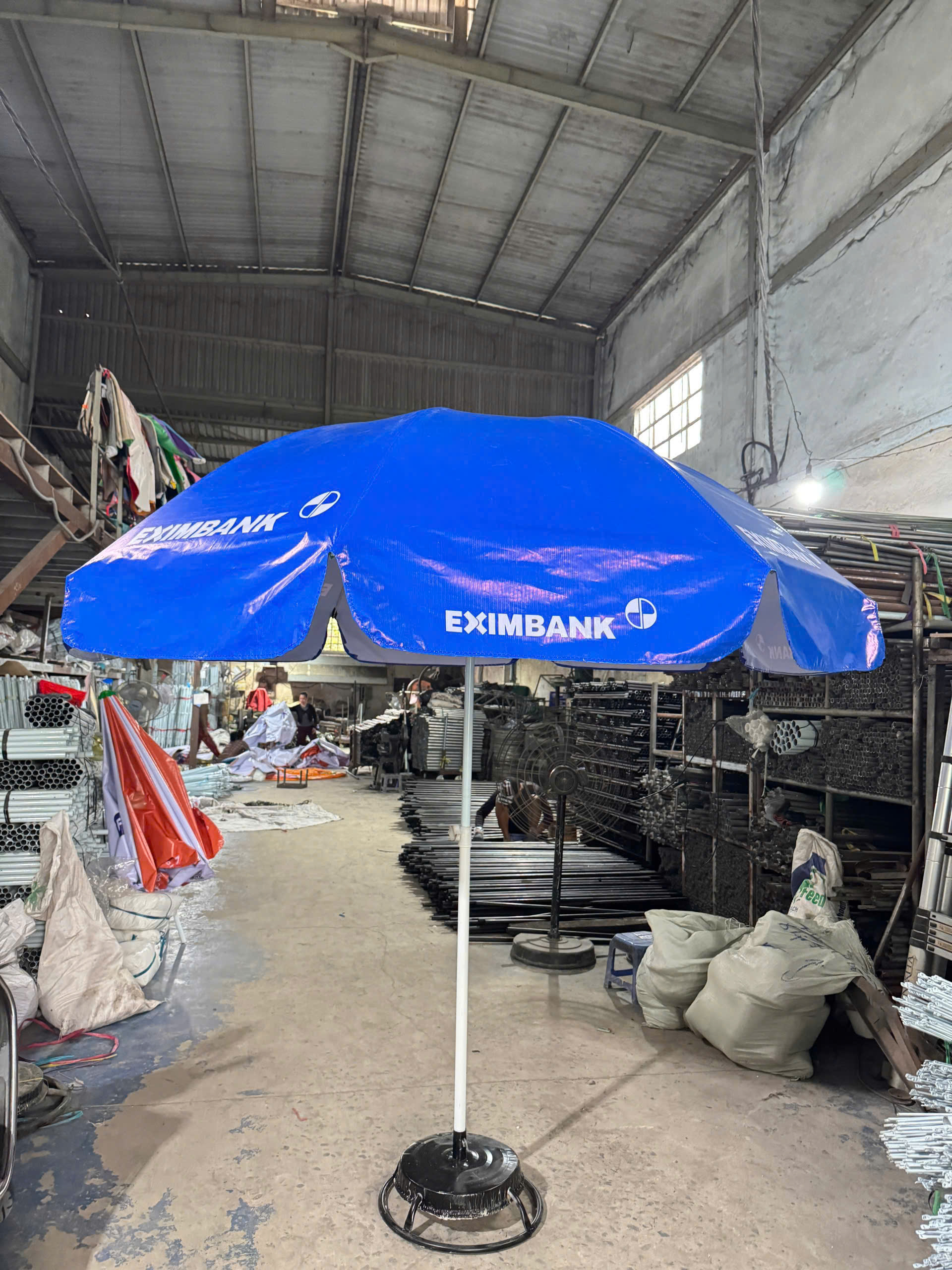 Dù quảng cáo EXIMBANK che nắng ngoài trời