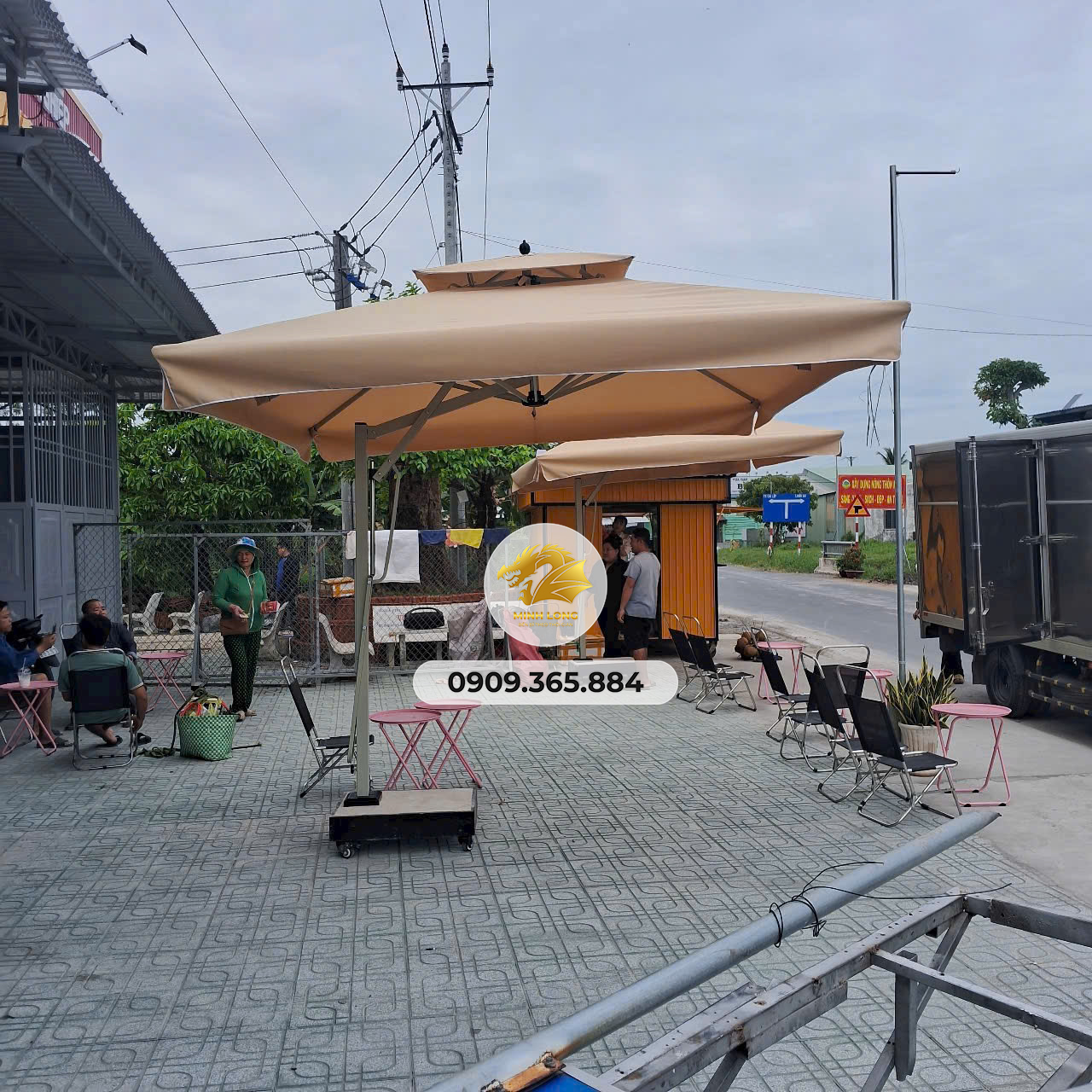 Những Khó Khăn Thường Gặp Của Chủ Quán Cafe Và Trà Sữa Có Dù quảng cáo ngoài trời